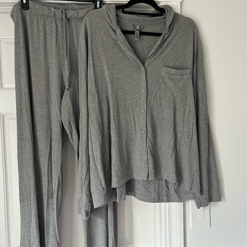 Skims Women's Grey Cozy Button-Front Long Sleeve Pajama Set Size 2XL